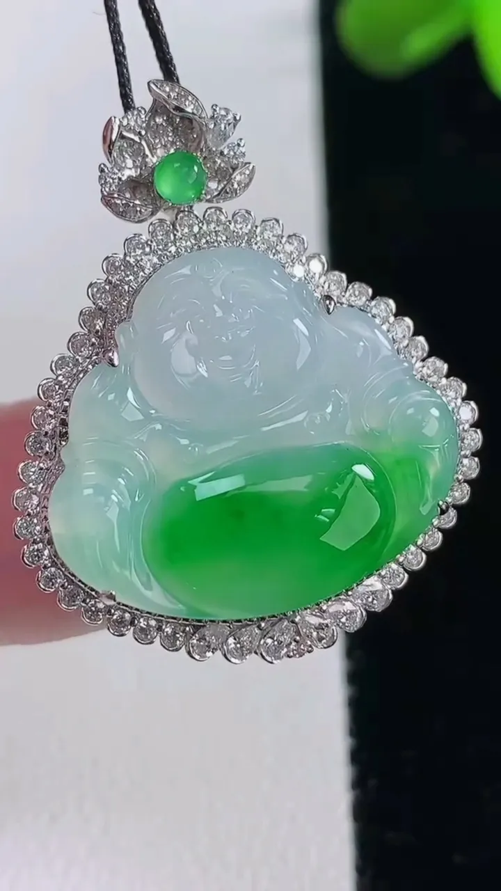 天然A货翡翠佛公吊坠，尺寸32.2-26.4-8.8，裸石29.7-23重量:6.39g
12月16日