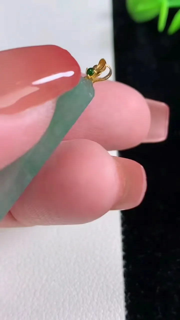 天然A货翡翠无事牌吊坠，尺寸32.8-13.5-4，重量:3.83g
12月16日