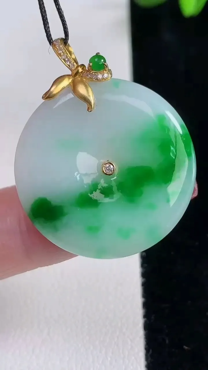 天然A货翡翠平安扣吊坠，尺寸27.3-4.3，重量:7.79g
12月16日