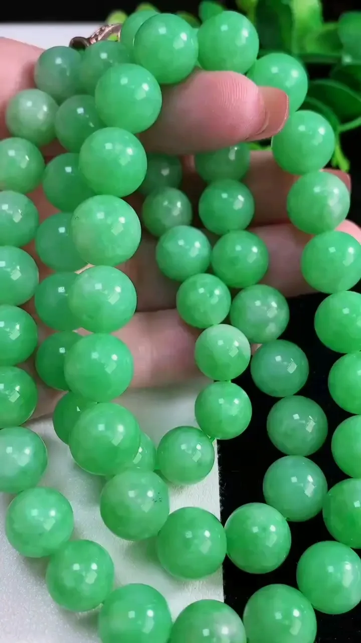 天然A货翡翠圆珠项链，尺寸12.2-58颗，重量:145.46g12月16日
工厂直销收藏佳品,种好