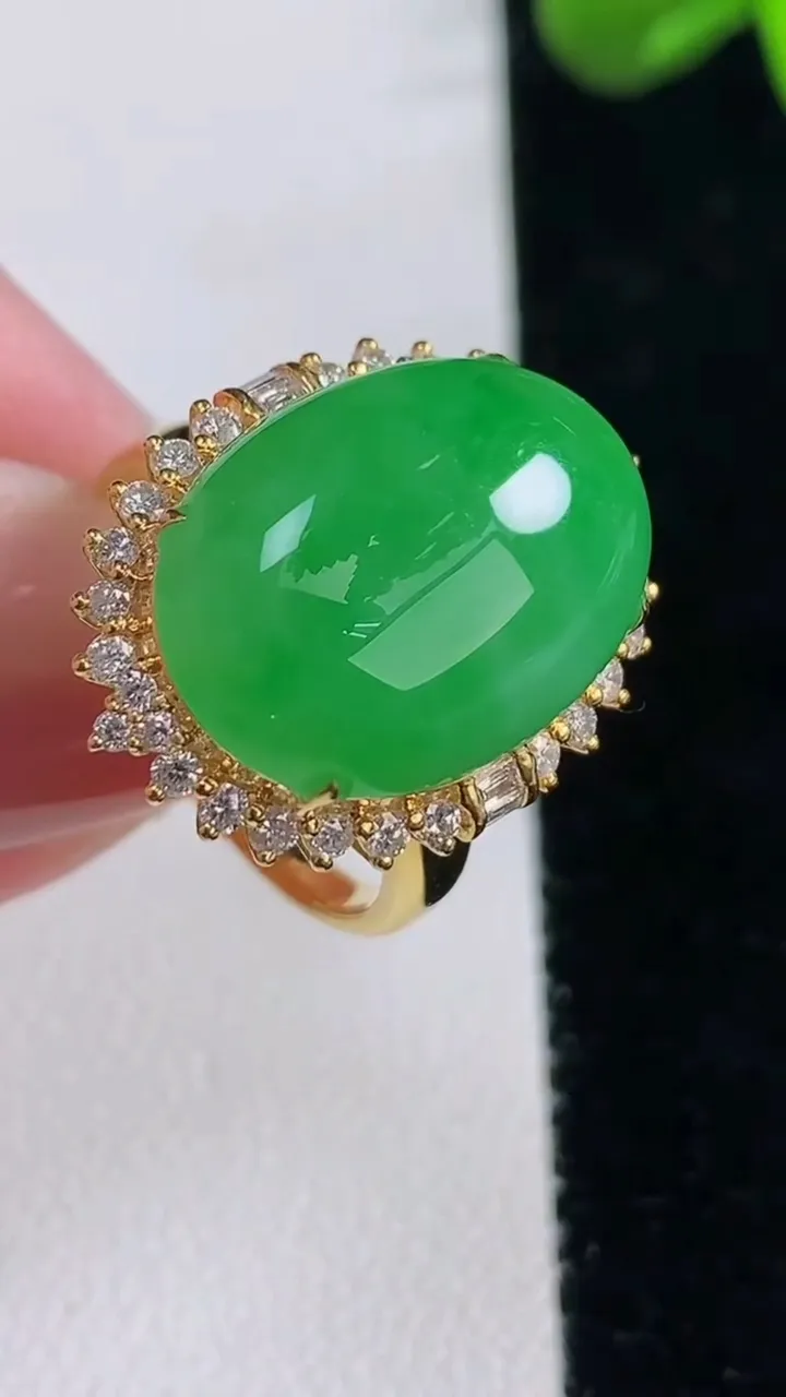 天然A货翡翠蛋面戒指，尺寸18.6-18.2-13.6-11，重量:6.86g2025年12月16日