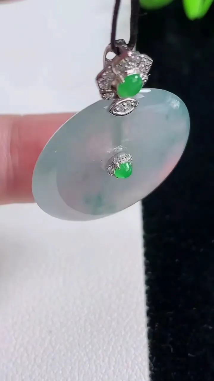 天然A货翡翠种飘花平安扣吊坠，尺寸27-4.4，重量:7.42g
12月16日