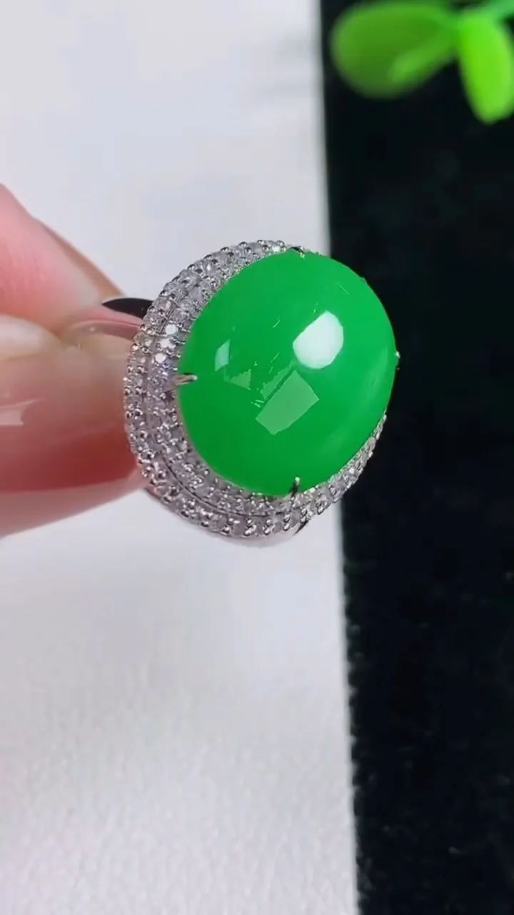 天然A货翡翠蛋面戒指，尺寸17.7-15.3-12-8.7，重量:4.55g2025年12月16日
工厂直销收藏佳品,种好水足，色泽均匀，有种有色，上手高大气！