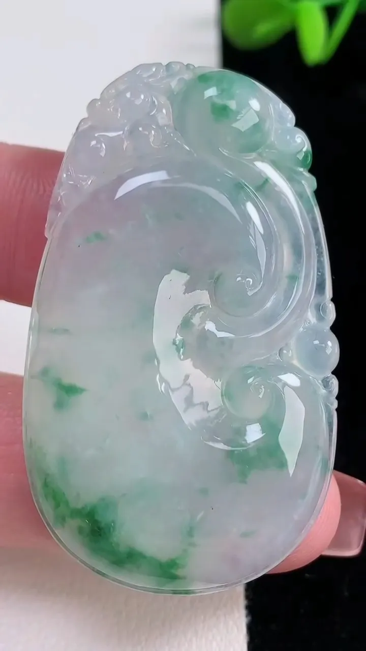 天然A货翡翠种飘花如意吊坠，尺寸52-31.2-5.4，重量:18.80g
12月16日