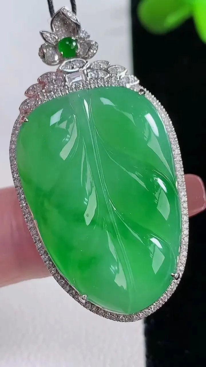 天然A货翡翠金枝玉叶 叶子吊坠，尺寸43.6-23.3-9.7，裸石30.4-20.5重量:9.79g
12月16日