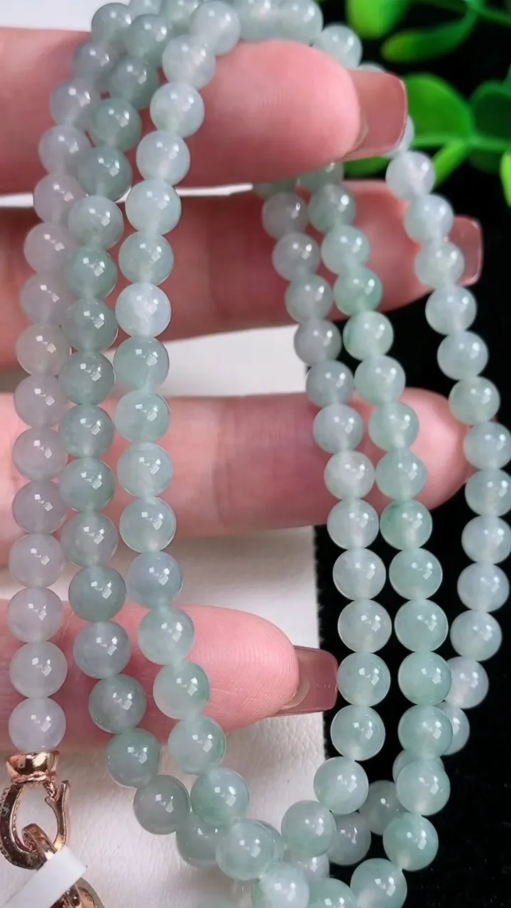 天然A货翡翠冰种飘花圆珠项链，尺寸5.3-118颗，重量:33.90g
12月16日