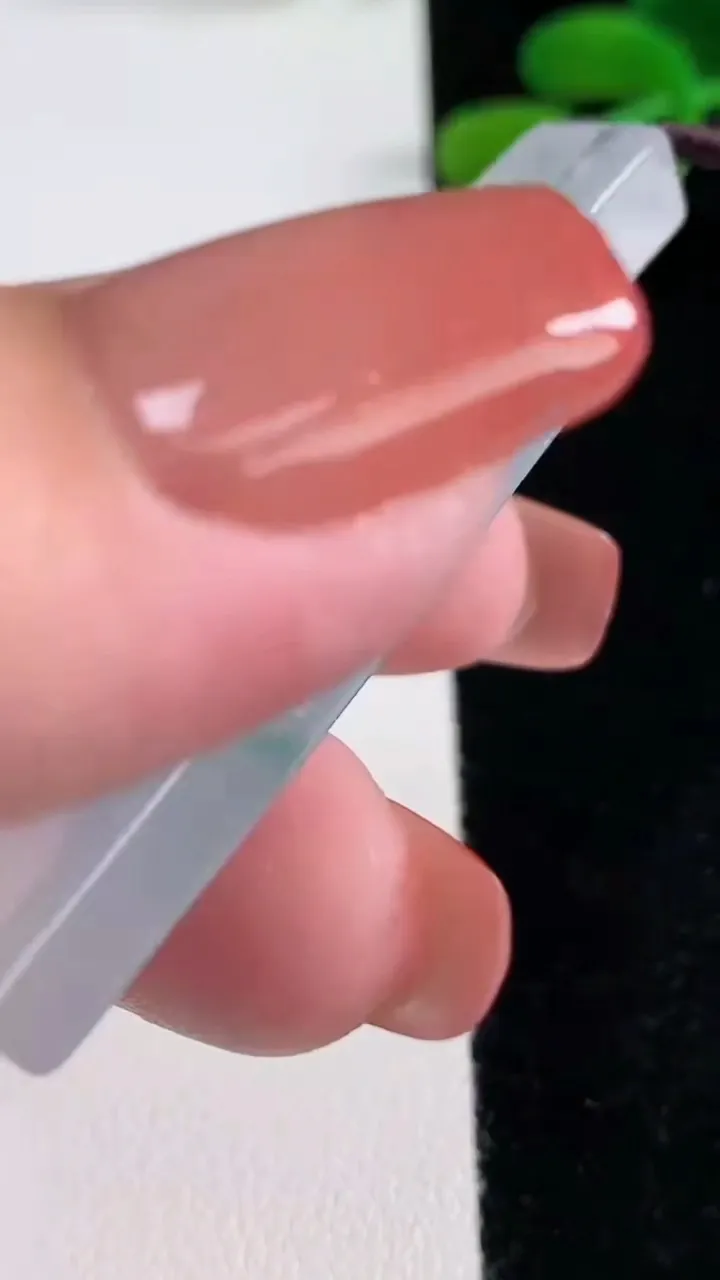 天然A货翡翠种飘花无事牌吊坠，尺寸45-22.5-5.7，重量:20.06g
12月16日