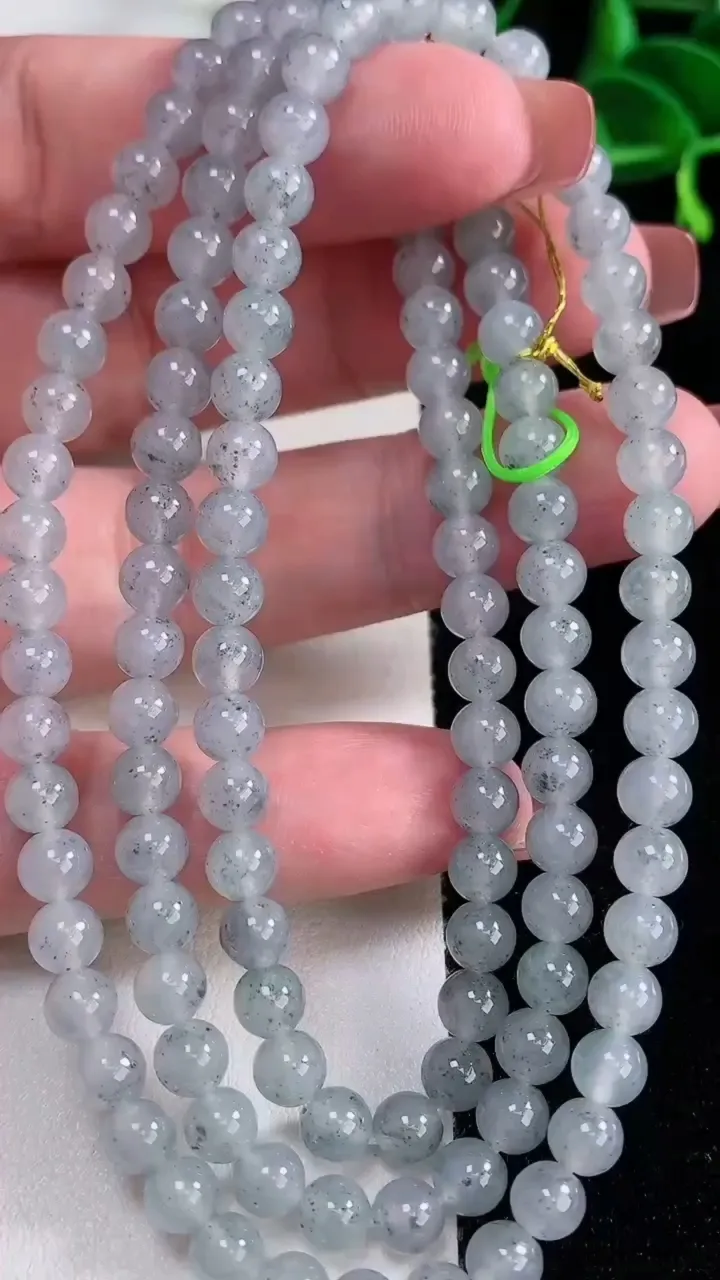 天然A货翡翠种乌鸡种圆珠项链，尺寸5.3-136颗，重量:34.68g
12月16日