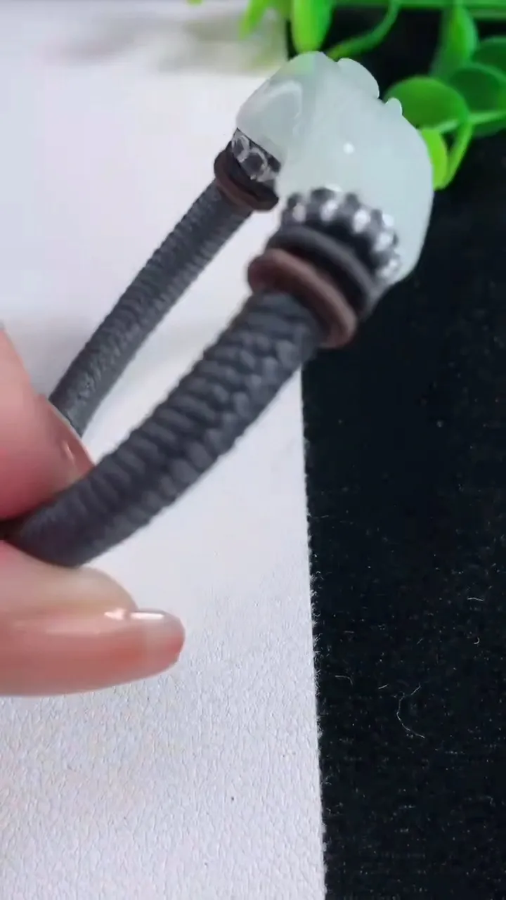 天然A货翡翠和和美美 荷花手绳，尺寸52.4-12.8-6.3，重量:23.15g
12月16日