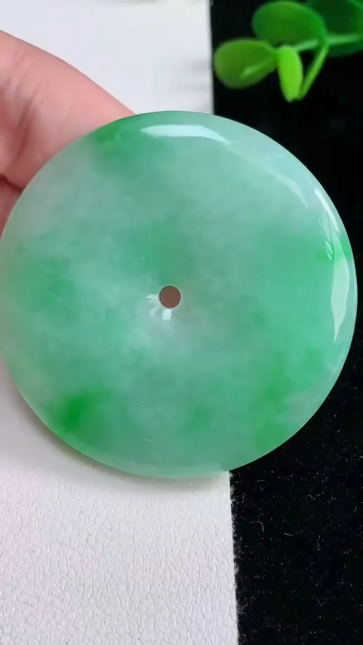 天然A货翡翠平安扣吊坠，尺寸52-5.7，重量:35.82g
12月16日