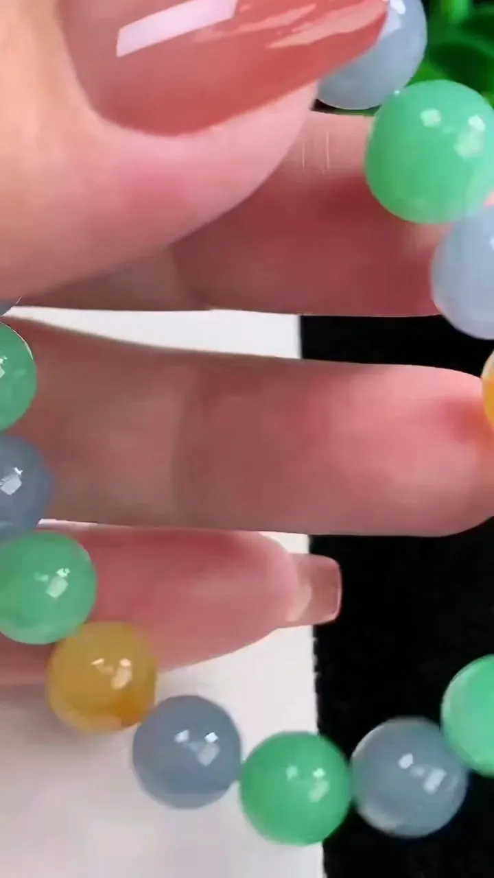 天然A货翡翠三彩圆珠手串，尺寸10-19颗，重量:32.41g12月16日
工厂直销收藏佳品,种好水足，色泽均匀，有种有色，上手高大气！