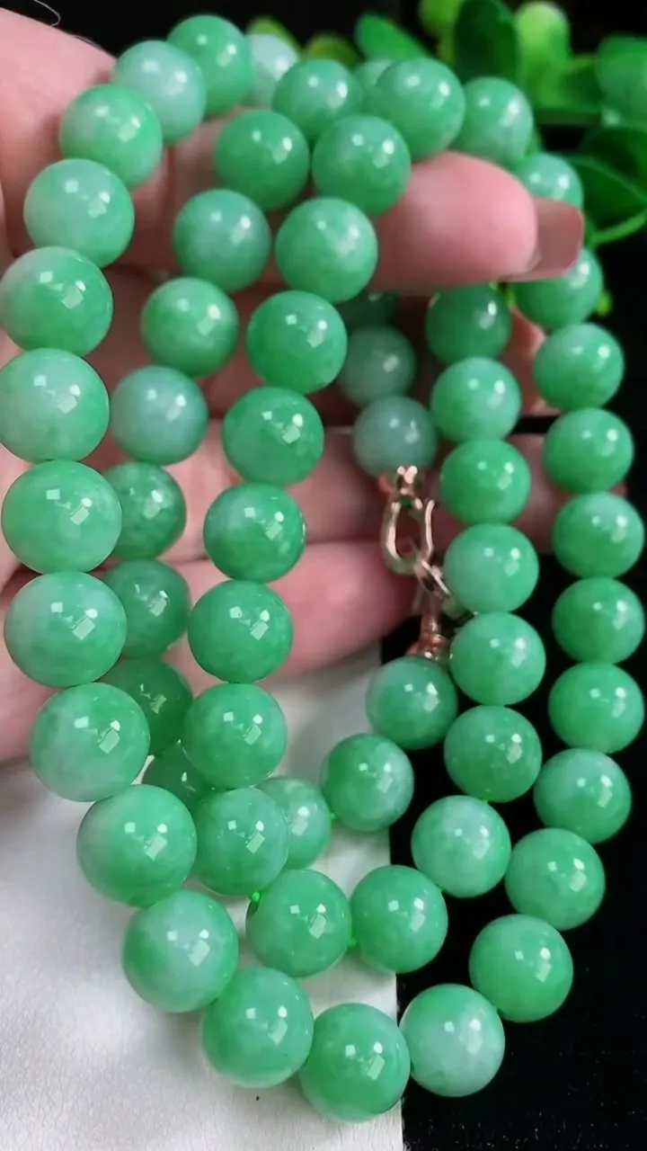 天然A货翡翠圆珠项链，尺寸10-64颗，重量:115.92g12月16日
工厂直销收藏佳品,种好水足，色泽均匀，有种有色，上手高大气！