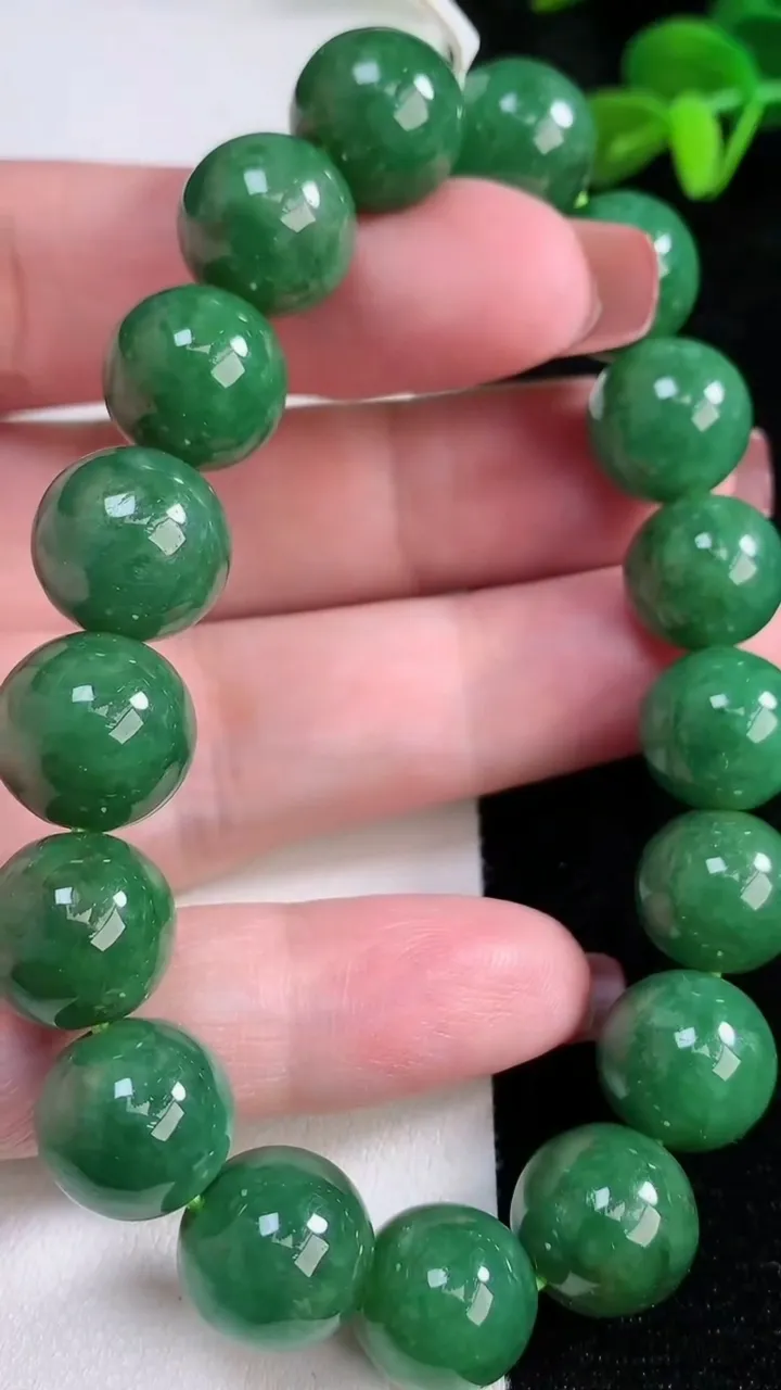 天然A货翡翠圆珠手串，尺寸12.8-17颗，重量:56.17g12月16日
工厂直销收藏佳品,种好水
