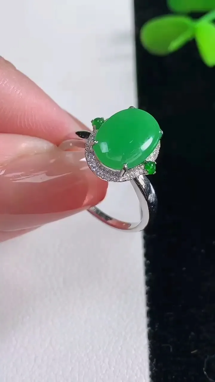 天然A货翡翠蛋面戒指，尺寸17-11.3-7.8-7.3，重量:4.31g2025年12月16日
工