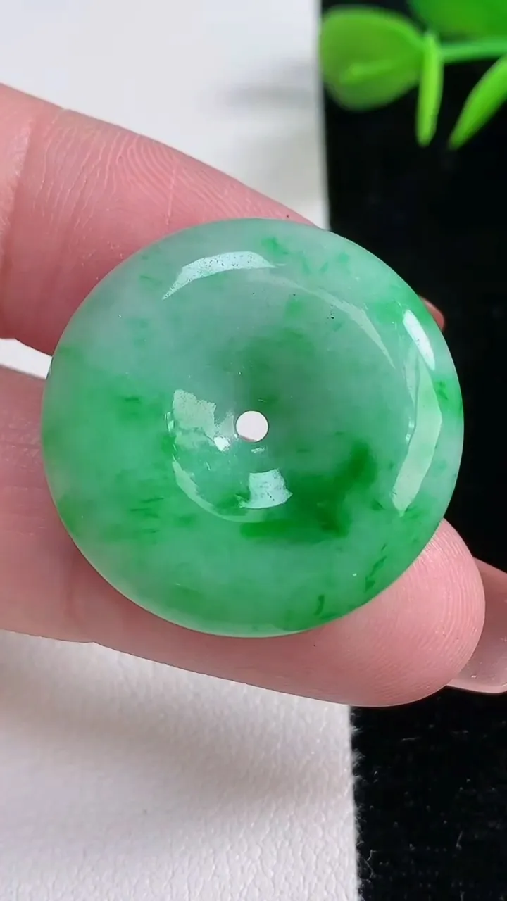 天然A货翡翠平安扣吊坠，尺寸27.6-5.6，重量:9.19g
12月16日