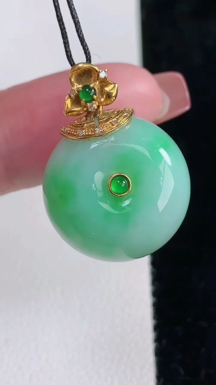 天然A货翡翠路路通吊坠，尺寸19.2-13.3，重量:11.88g
12月16日