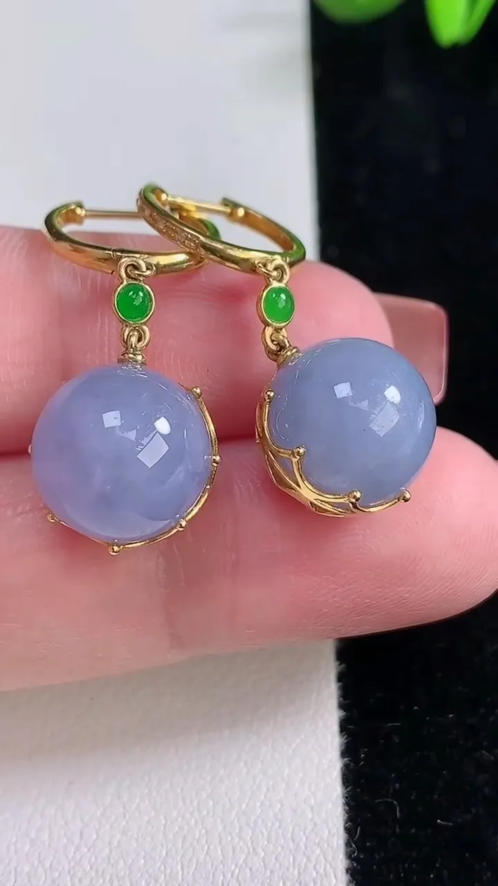 天然A货翡翠18K金紫罗兰圆珠耳坠，尺寸12.3，重量:9.05g12月16日
工厂直销收藏佳品,种好水足，色泽均匀，有种有色，上手高大气！