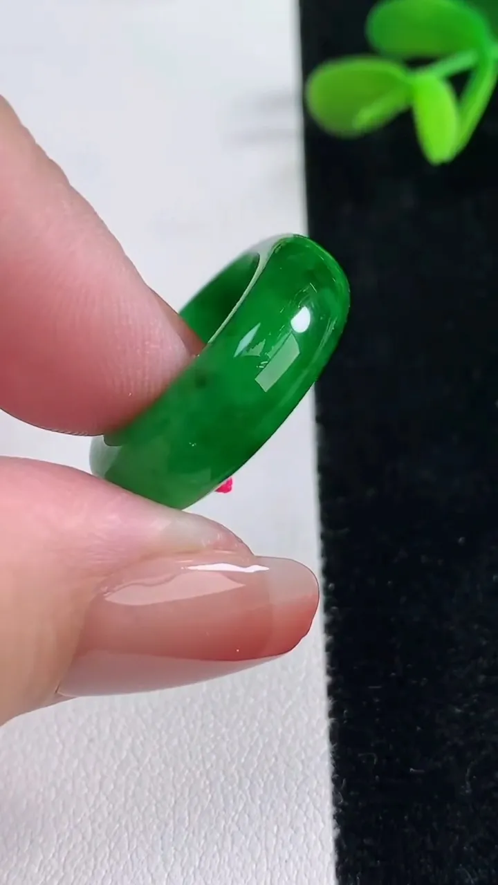 天然A货翡翠指环戒指，尺寸16.8-7.4-3.8，重量:5.73g2025年12月16日
工厂直销收藏佳品,种好水足，色泽均匀，有种有色，上手高大气！