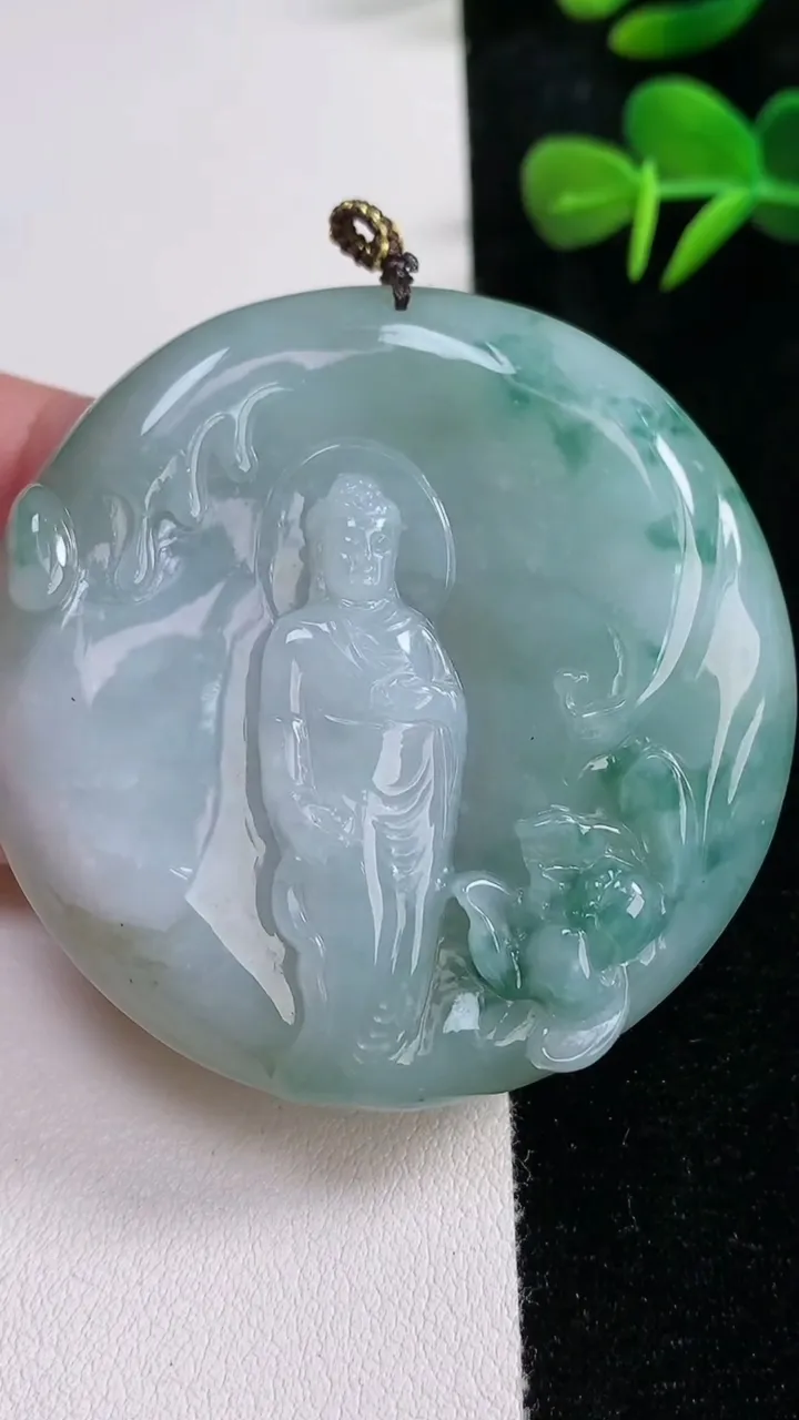 天然A货翡翠飘花阿弥陀佛吊坠，尺寸52.8-5.7，重量:52.99g
12月16日