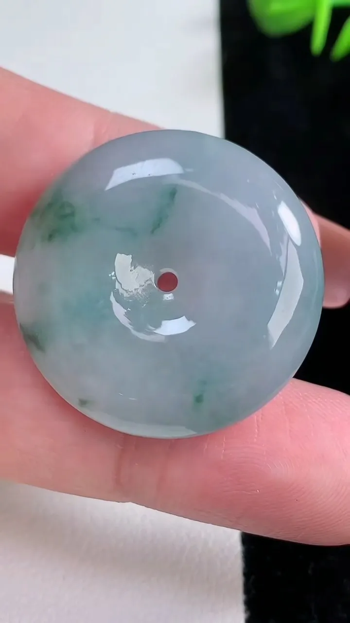 天然A货翡翠冰种飘花平安扣吊坠，尺寸29.4-7.5，重量:13.74g
12月16日