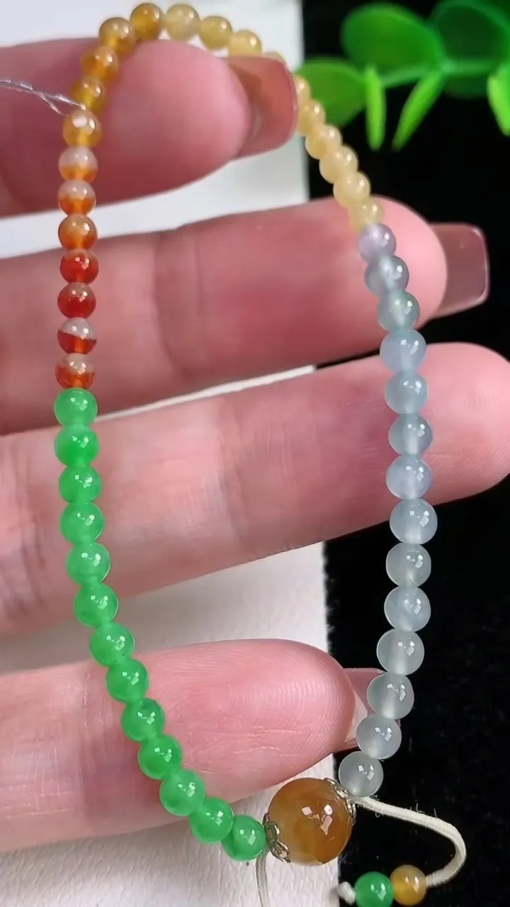 天然A货翡翠三彩小米珠手串，尺寸3.4-49颗，重量:5.00g12月16日
工厂直销收藏佳品,种好