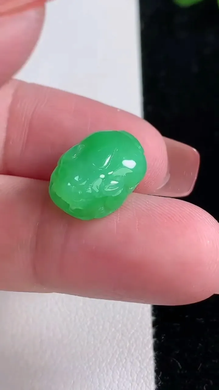 天然A货翡翠貔貅吊坠，尺寸16.2-11.6-6.8，重量:2.43g
12月16日