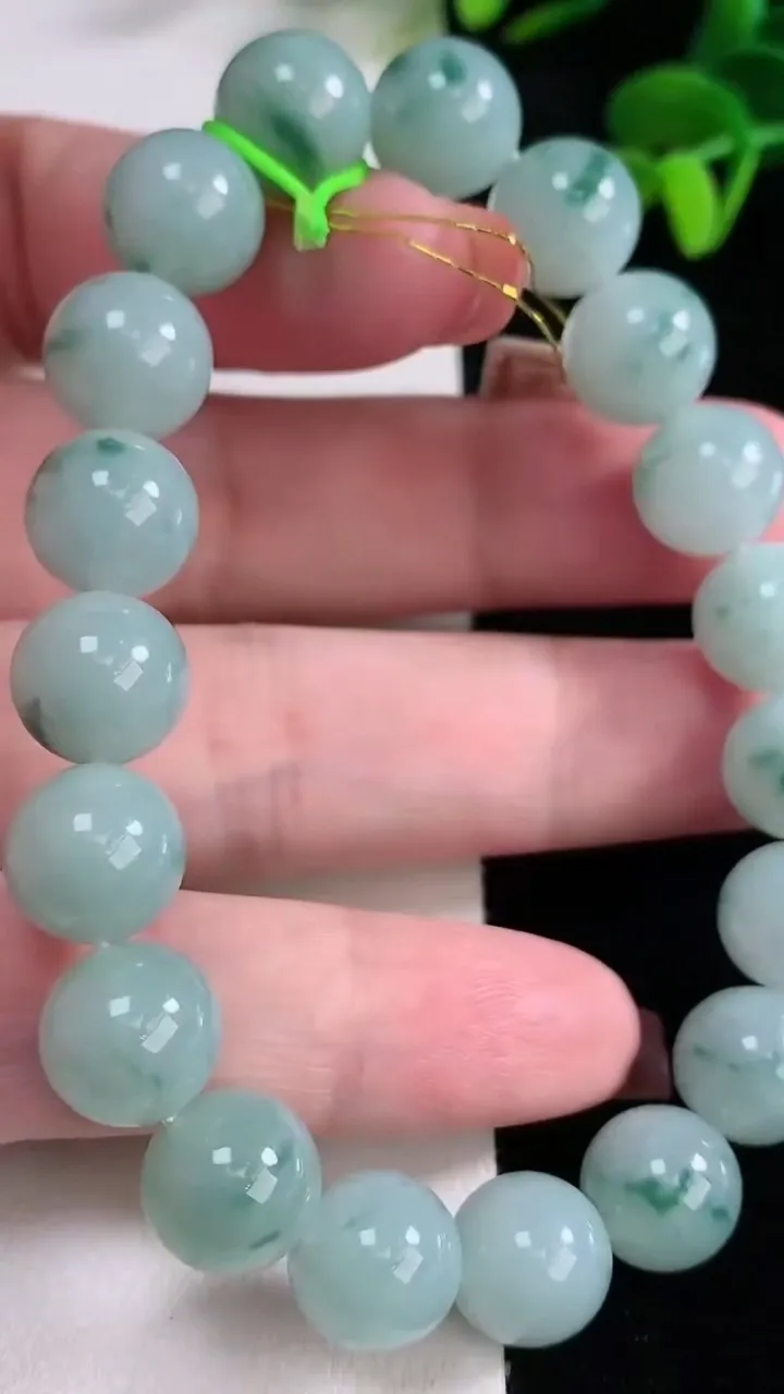 天然A货翡翠种飘花圆珠手串，尺寸10.8-19颗，重量:41.98g12月16日
工厂直销收藏佳品,种好水足，色泽均匀，有种有色，上手高大气！