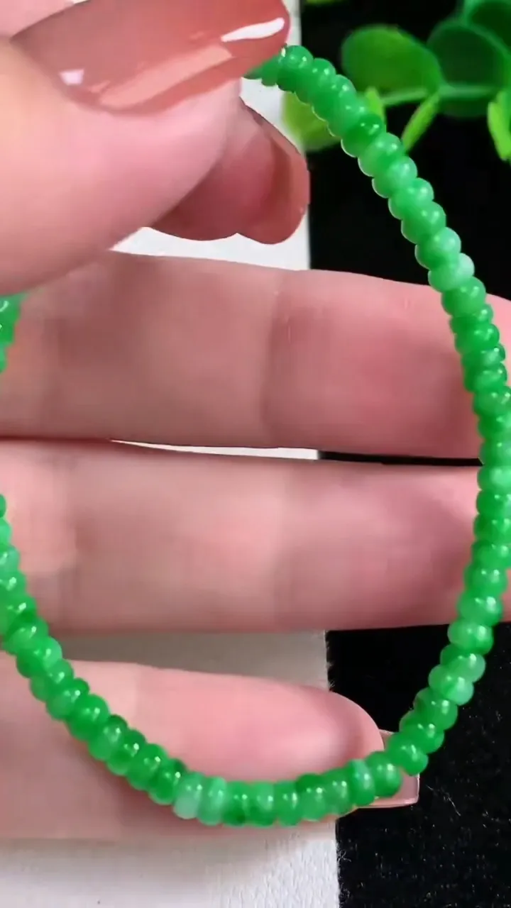 天然A货翡翠算盘珠手串，尺寸3.8-1.8-73颗，重量:5.81g12月16日
工厂直销收藏佳品,种好水足，色泽均匀，有种有色，上手高大气！