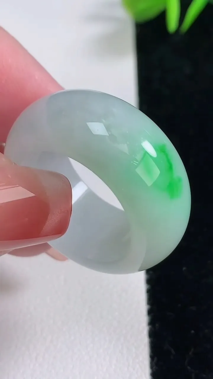 天然A货翡翠指环扳指，尺寸28.3-12.4-5.2，重量:13.53g2025年12月16日
工厂