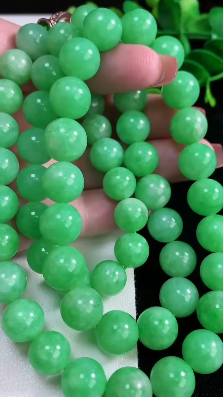 天然A货翡翠圆珠项链，尺寸12.2-58颗，重量:145.46g12月16日
工厂直销收藏佳品,种好