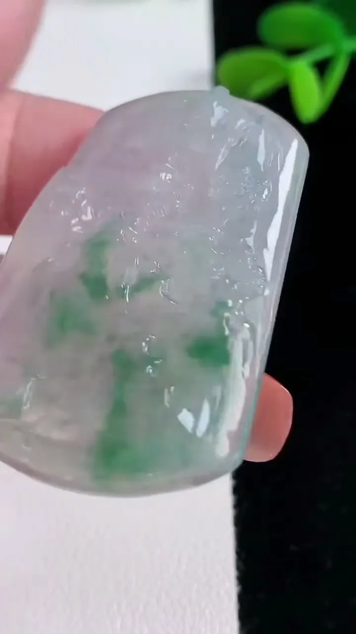 天然A货翡翠种飘花山水牌吊坠，尺寸44.5-34-5.3，重量:17.56g
12月16日