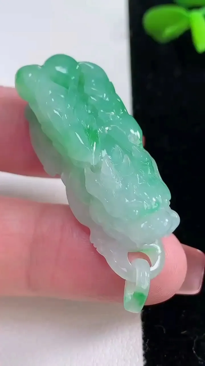 天然A货翡翠貔貅吊坠，尺寸40-15.3-15.2，重量:18.47g
12月16日