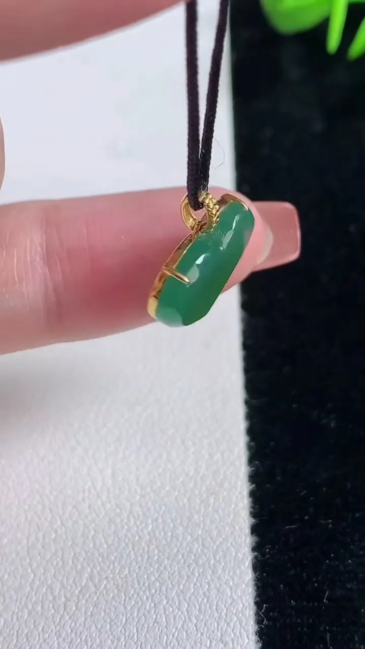 天然A货翡翠爱心吊坠，尺寸10.2-15.3-3.4，重量:1.58g
12月16日