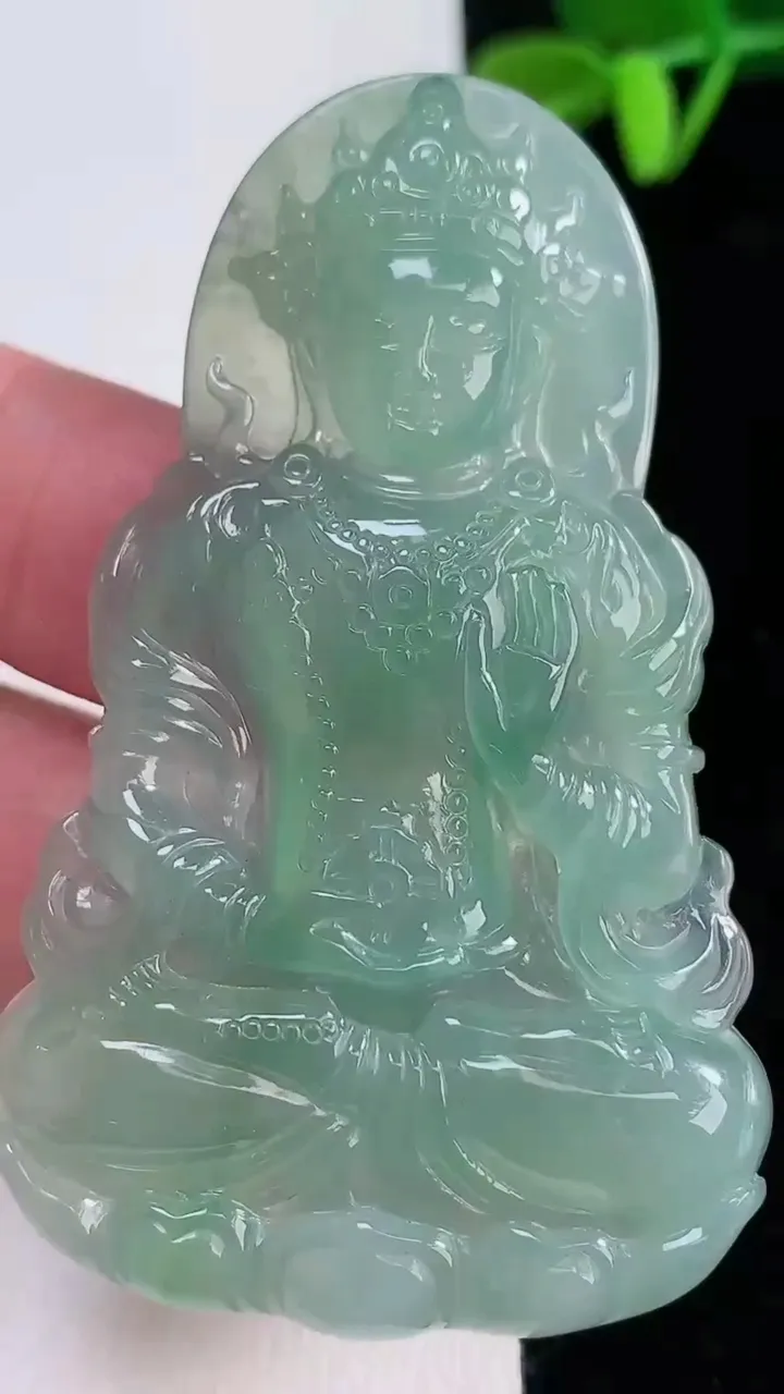 天然A货翡翠度母观音吊坠，尺寸622-38.5-6.2，重量:24.03g
12月16日