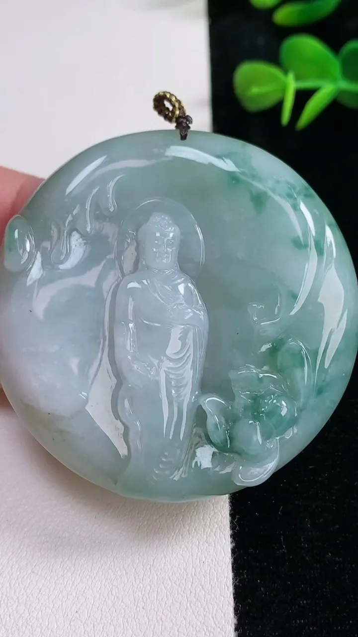 天然A货翡翠飘花阿弥陀佛吊坠，尺寸52.8-5.7，重量:52.99g
12月16日