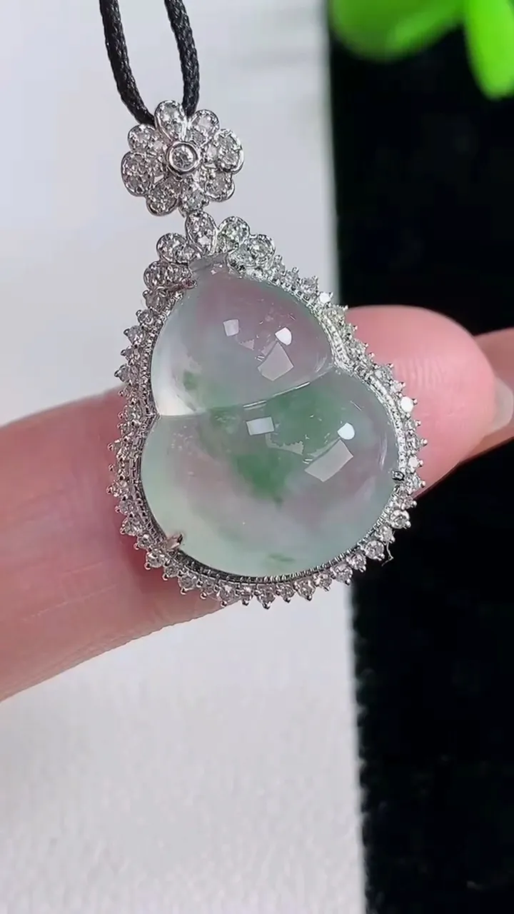 天然A货翡翠种飘花葫芦吊坠，尺寸28-17.5-8.6，裸石17.2-13.7重量:3.65g
12月16日