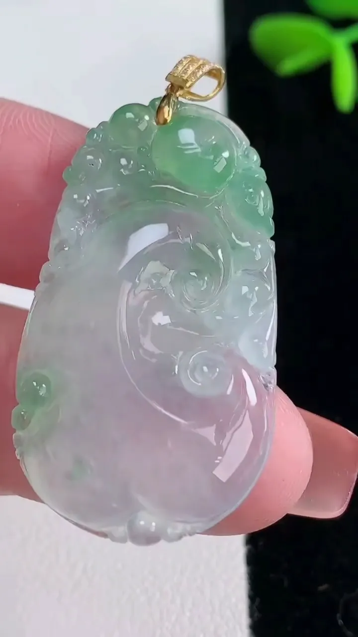 天然A货翡翠如意吊坠，尺寸38-22-4.4，重量:7.91g
12月16日