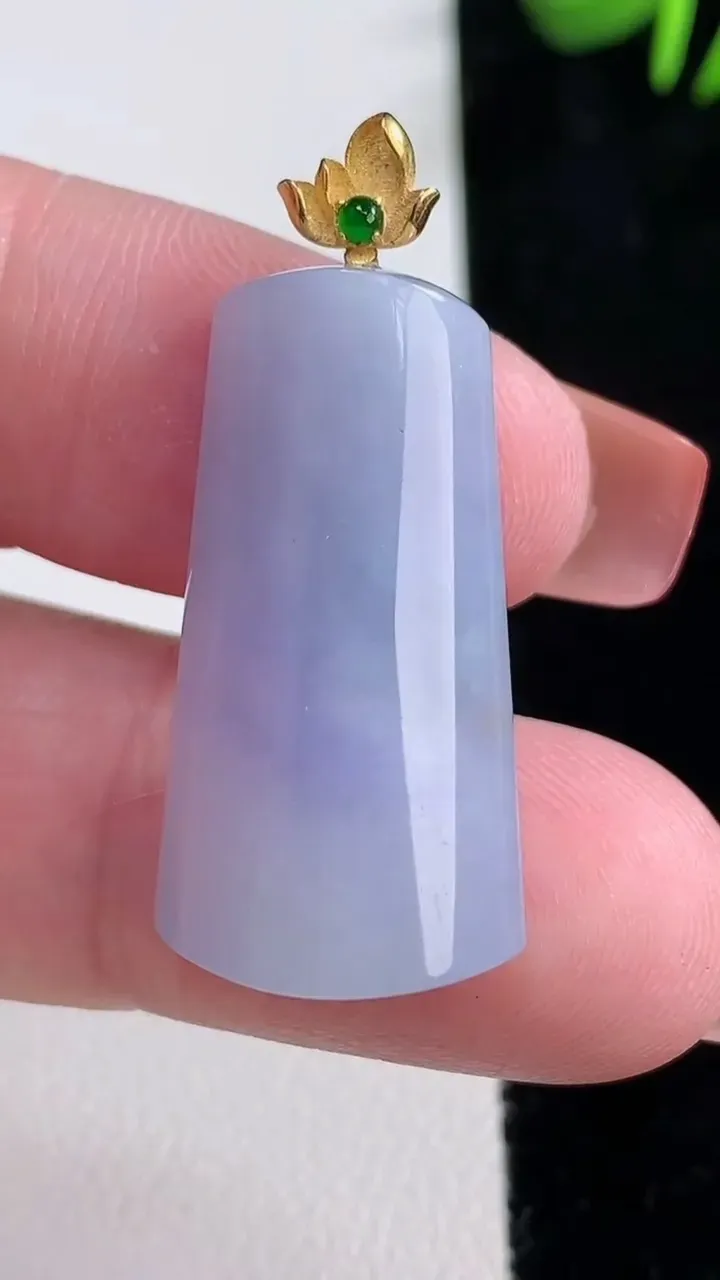 天然A货翡翠18K金紫罗兰无事牌吊坠，尺寸29.2-15.4-6.8，重量:6.02g
12月16日