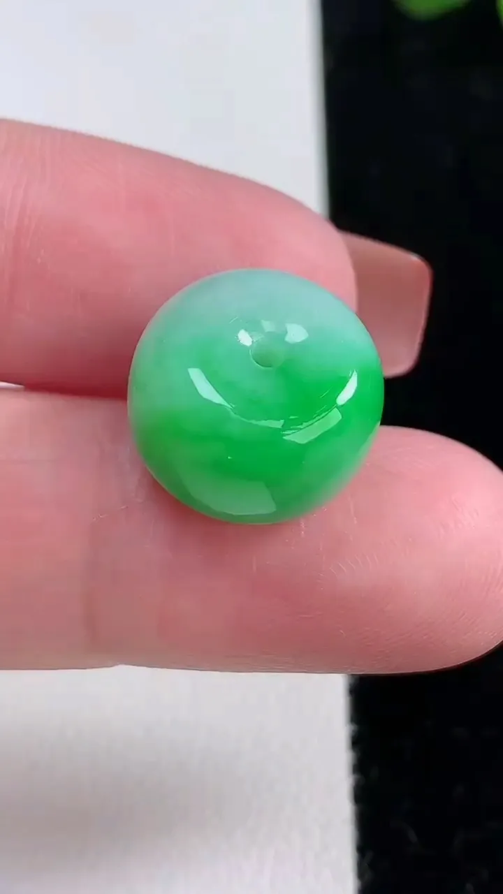 天然A货翡翠路路通吊坠，尺寸15-10.2，重量:4.98g
12月16日