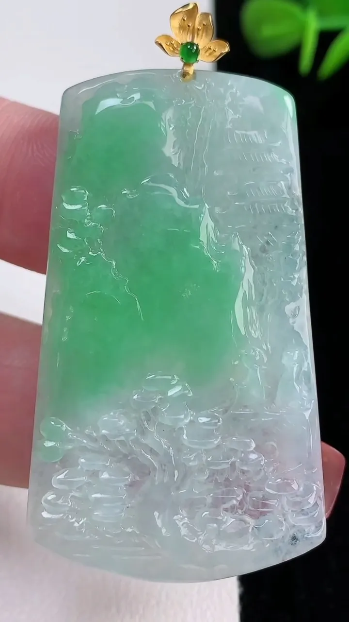 天然A货翡翠山水牌吊坠，尺寸50-29.4-3.7，重量:13.66g
12月16日