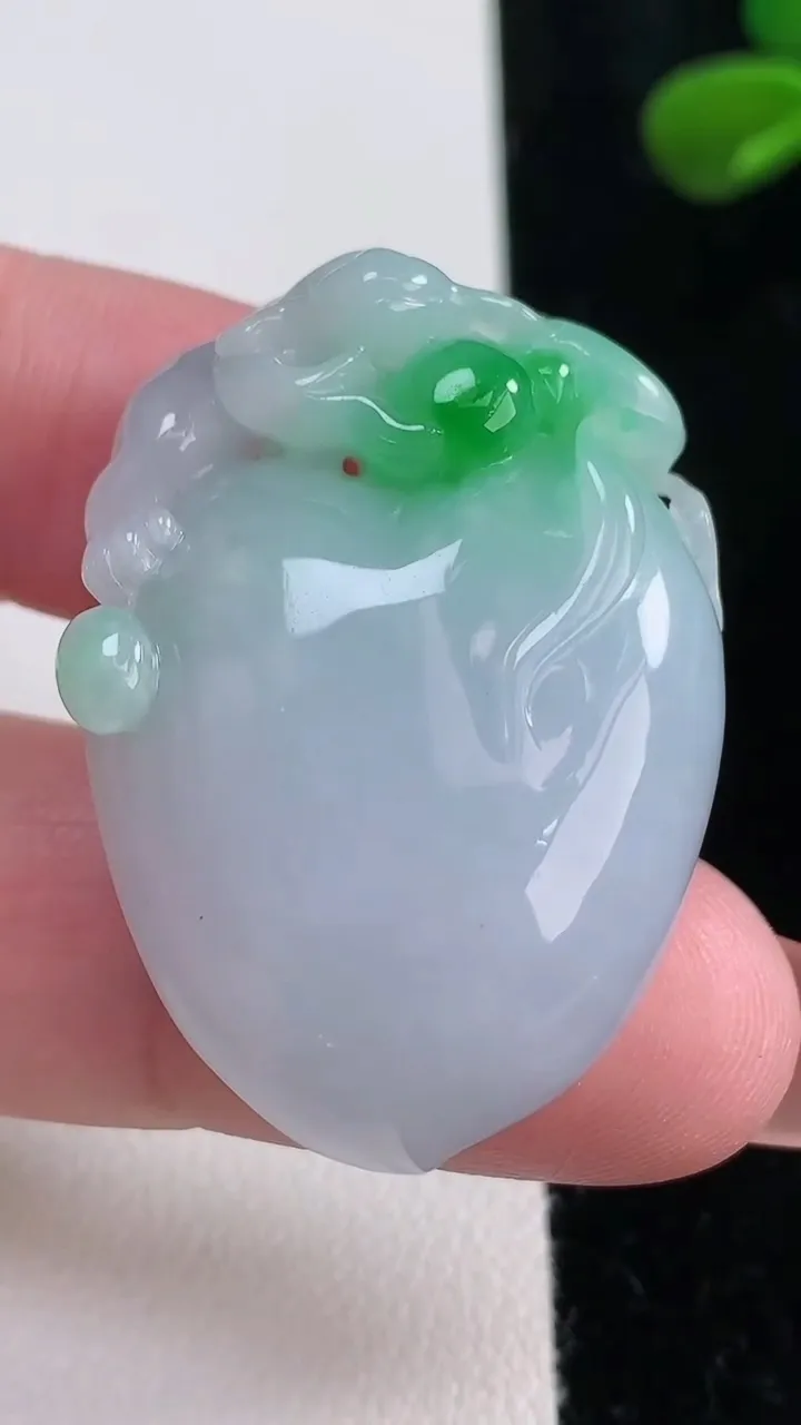天然A货翡翠寿桃吊坠，尺寸38.4-26.5-12.7，重量:25.11g
12月16日