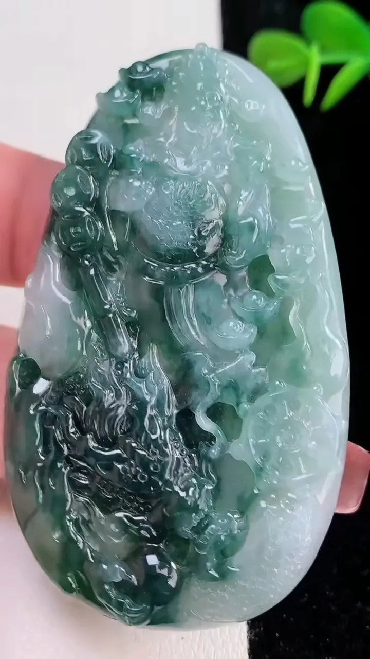 天然A货翡翠飘花御龙财神爷吊坠，尺寸67.4-39.4-5.6，重量:33.10g
12月16日
