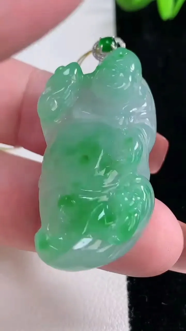 天然A货翡翠逍遥佛吊坠，尺寸42.6-20.5-10，重量:18.50g
12月16日