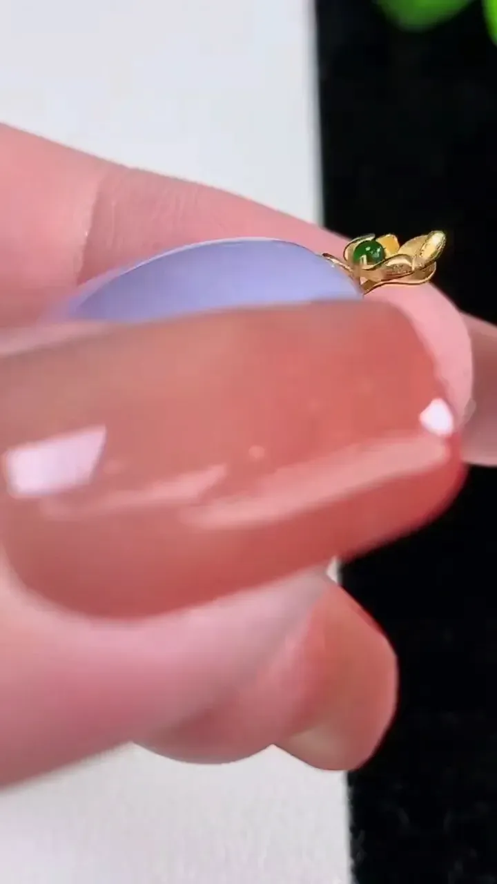 天然A货翡翠18K金紫罗兰蛋面吊坠，尺寸26.2-21.6-10.3，重量:10.17g
12月16日