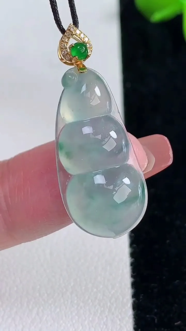 天然A货翡翠种飘花福豆吊坠，尺寸26-13-5.4，重量:3.13g
12月16日