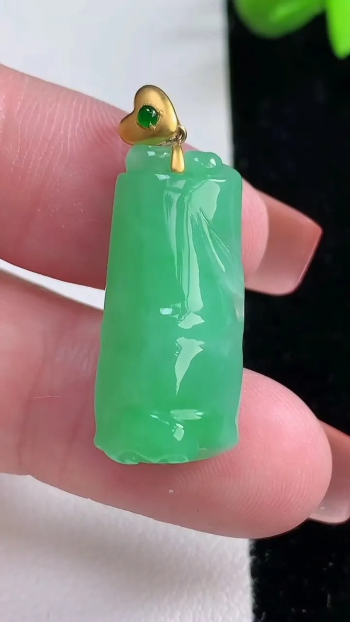 天然A货翡翠节节高升 竹节吊坠，尺寸26.2-12-7.8，重量:5.59g
12月16日