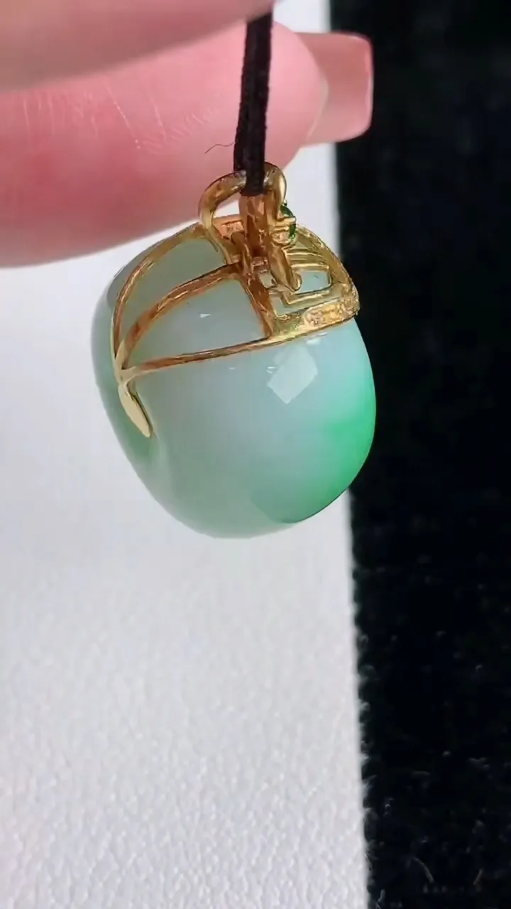 天然A货翡翠路路通吊坠，尺寸19.2-13.3，重量:11.88g
12月16日