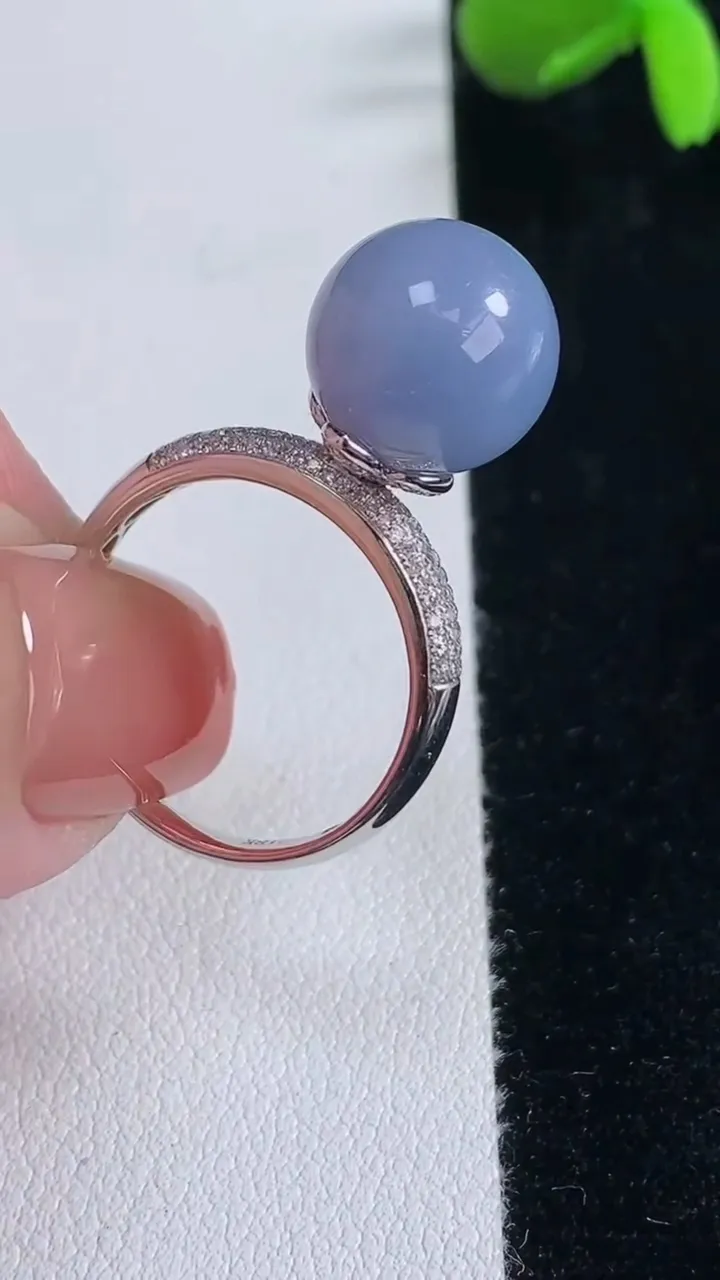 天然A货翡翠18K金紫罗兰圆珠戒指，尺寸18.4-11.7，重量:6.05g2025年12月16日
工厂直销收藏佳品,种好水足，色泽均匀，有种有色，上手高大气！