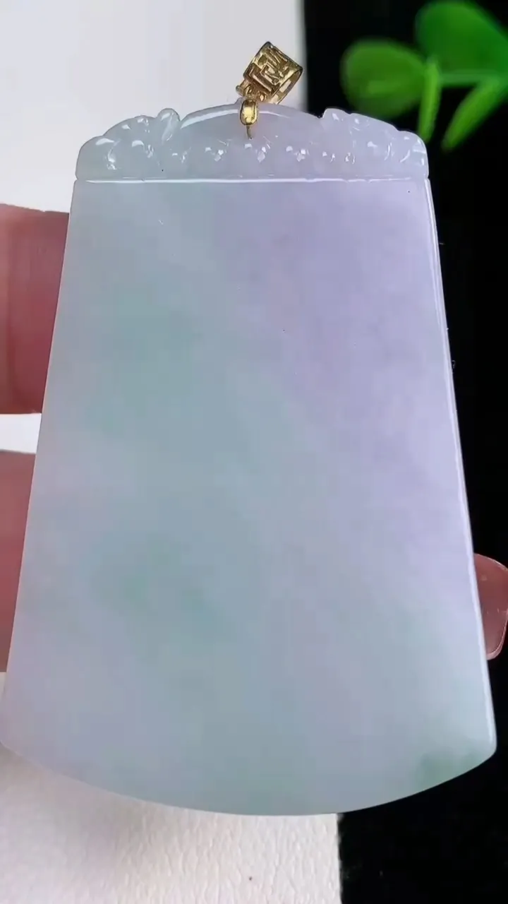 天然A货翡翠18K金春带彩紫罗兰无事牌吊坠，尺寸51.7-35.6-5，重量:26.53g
12月1