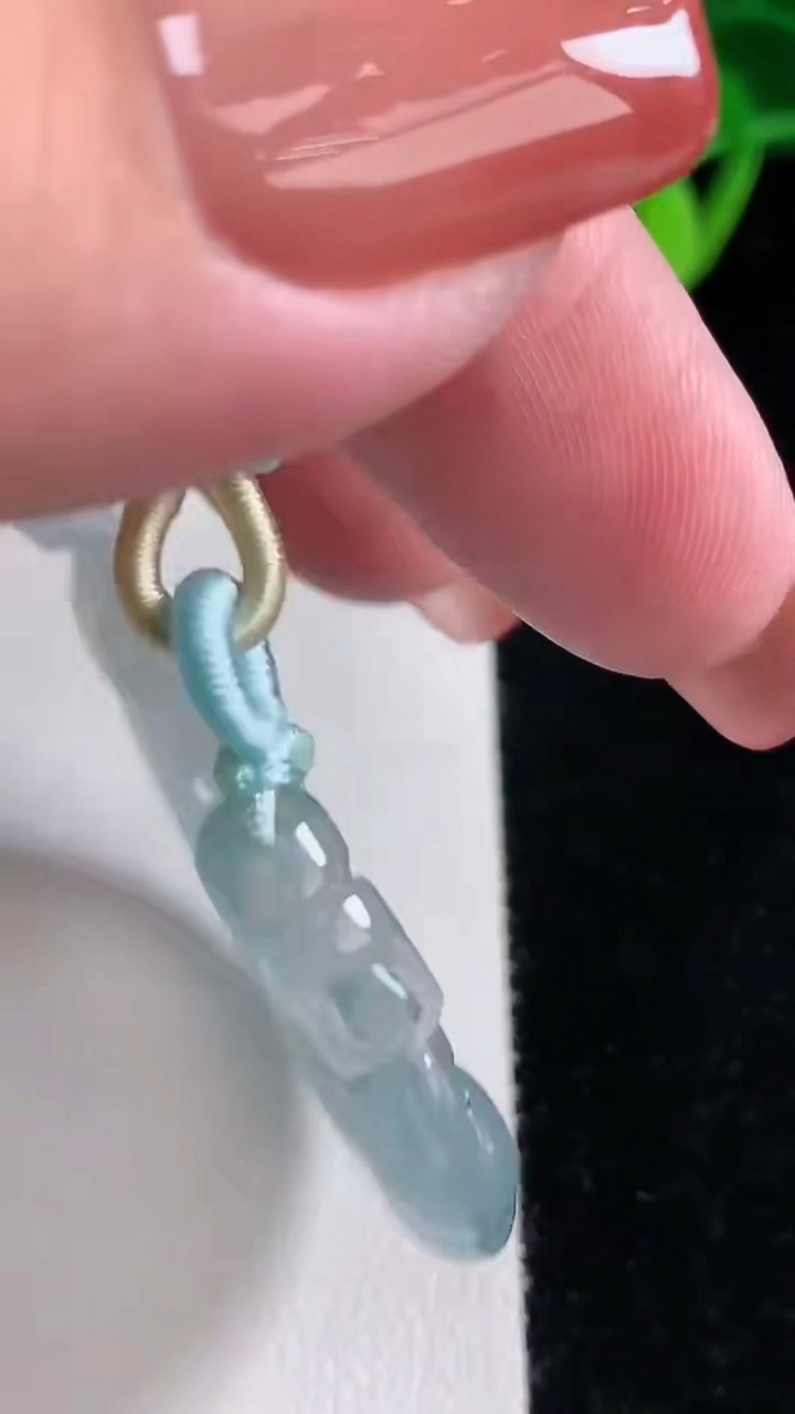 天然A货翡翠种飘花如意锁手牌，尺寸52.6-16.5-5.5，重量:18.40g
12月16日